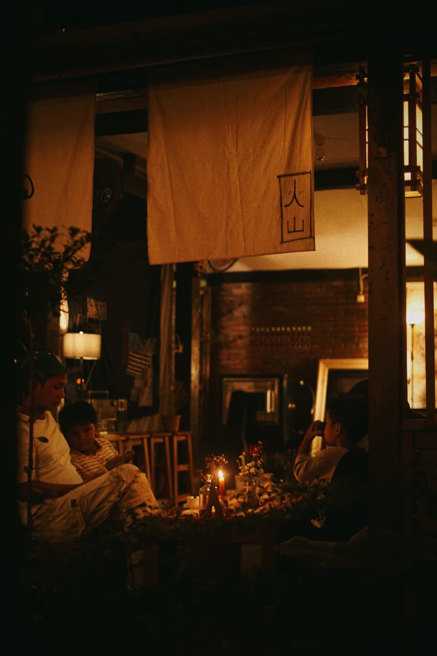 Malam Hangat di Area Semi-Outdoor
